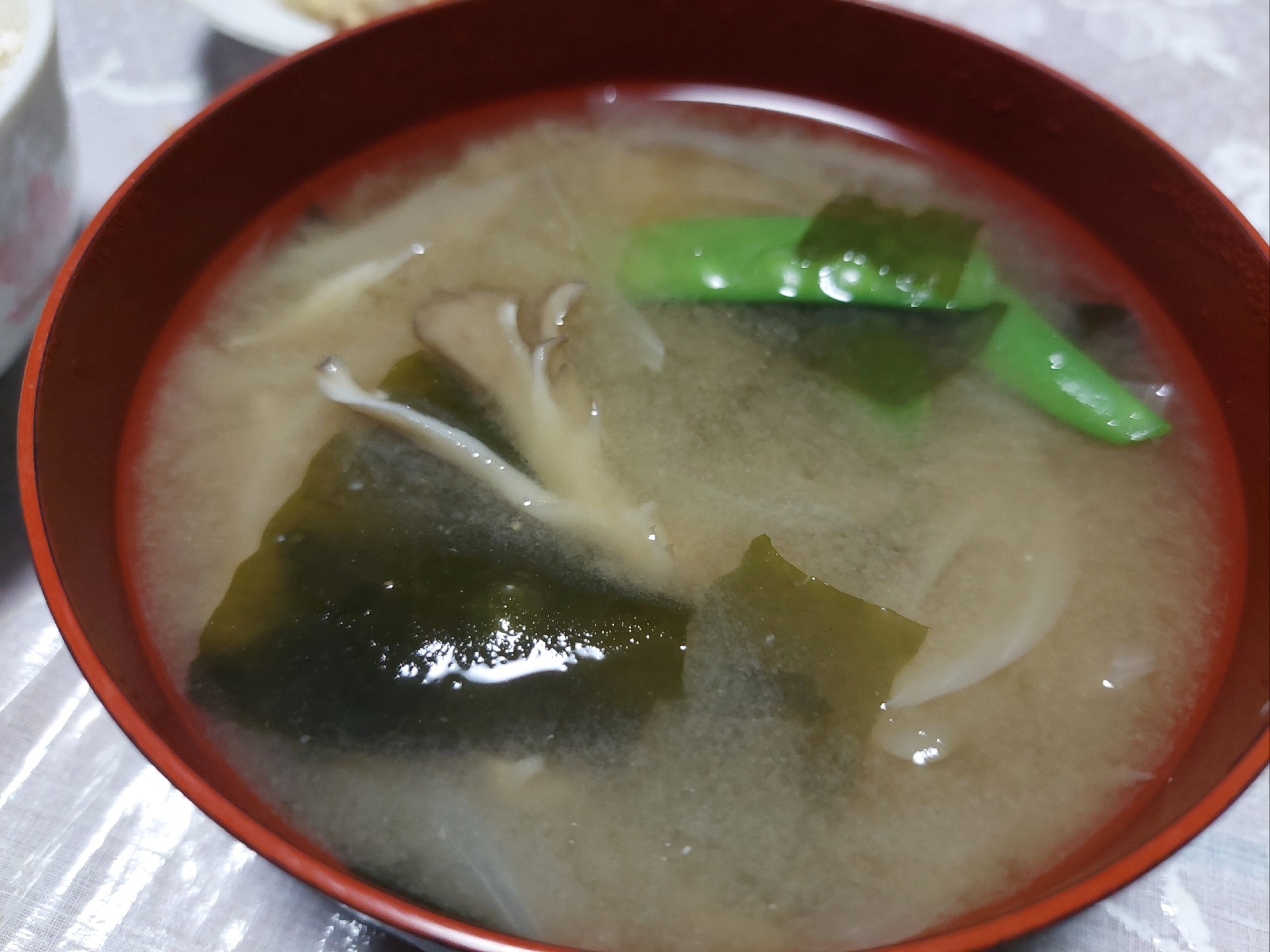 絹さやとワカメと舞茸のお味噌汁