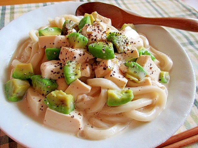 アボカドと豆腐のとろとろクリーミーうどん