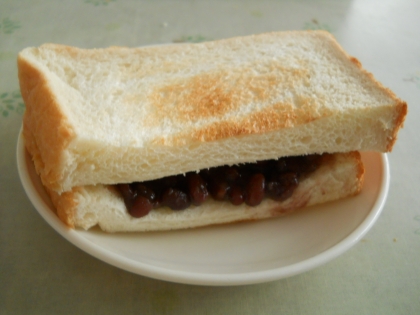 最近、巷で餡子の話がもちきり！なので餡子もんが食べたくなってしるこサンド頂きましたえ♪
甘甘で旨いおす❤はみ出た餡子もしっかりパクつきお腹もはみ出た～餡子ラブ♡