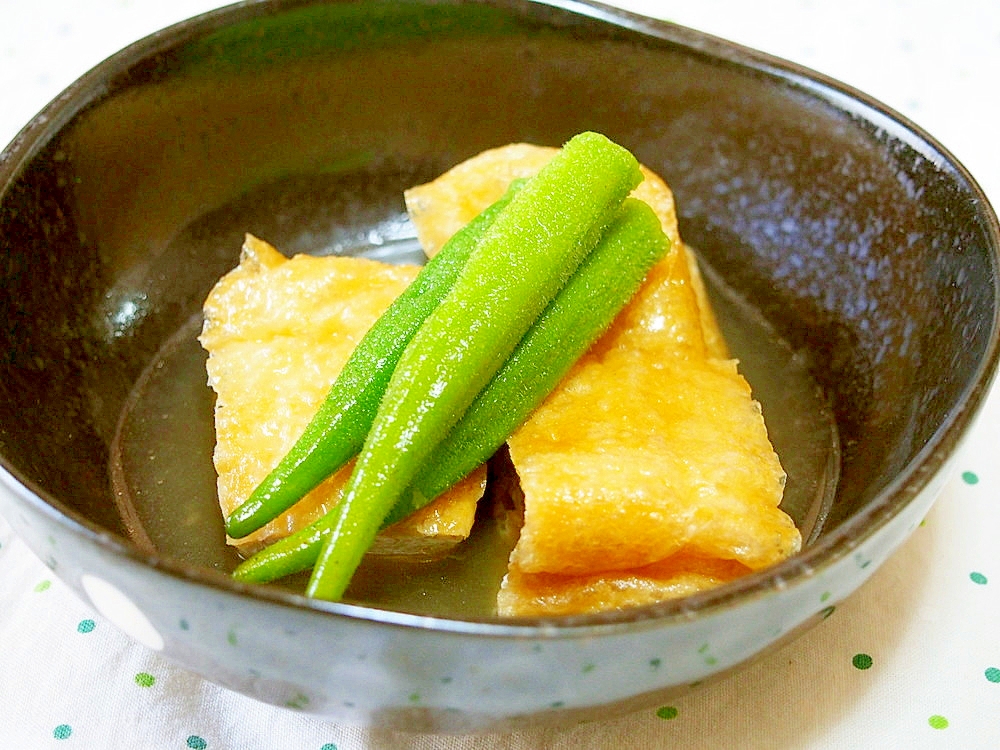 小鉢に盛り付けたオクラと栃尾揚げの煮物
