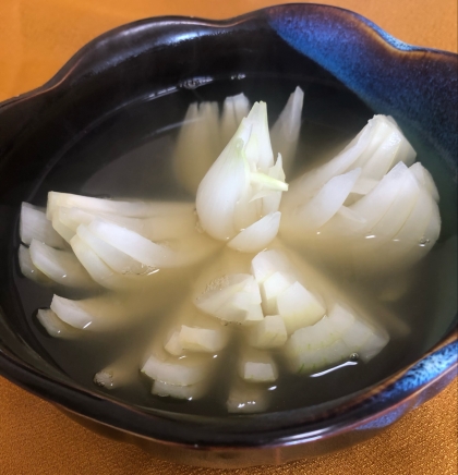 切り方1つでお花みたいにꕥ新玉ねぎのコンソメスープ