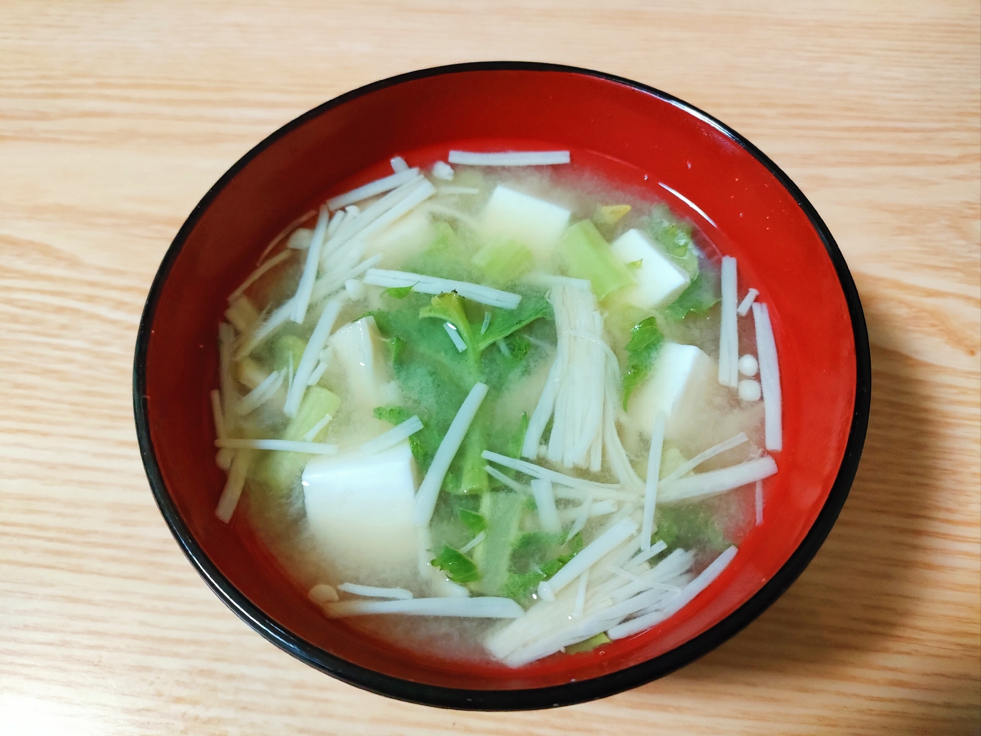 豆腐と大根葉とえのきの味噌汁