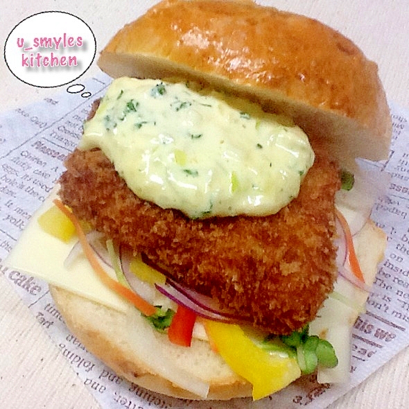 タルタルソースのかかったフィッシュカツのロールパンサンド