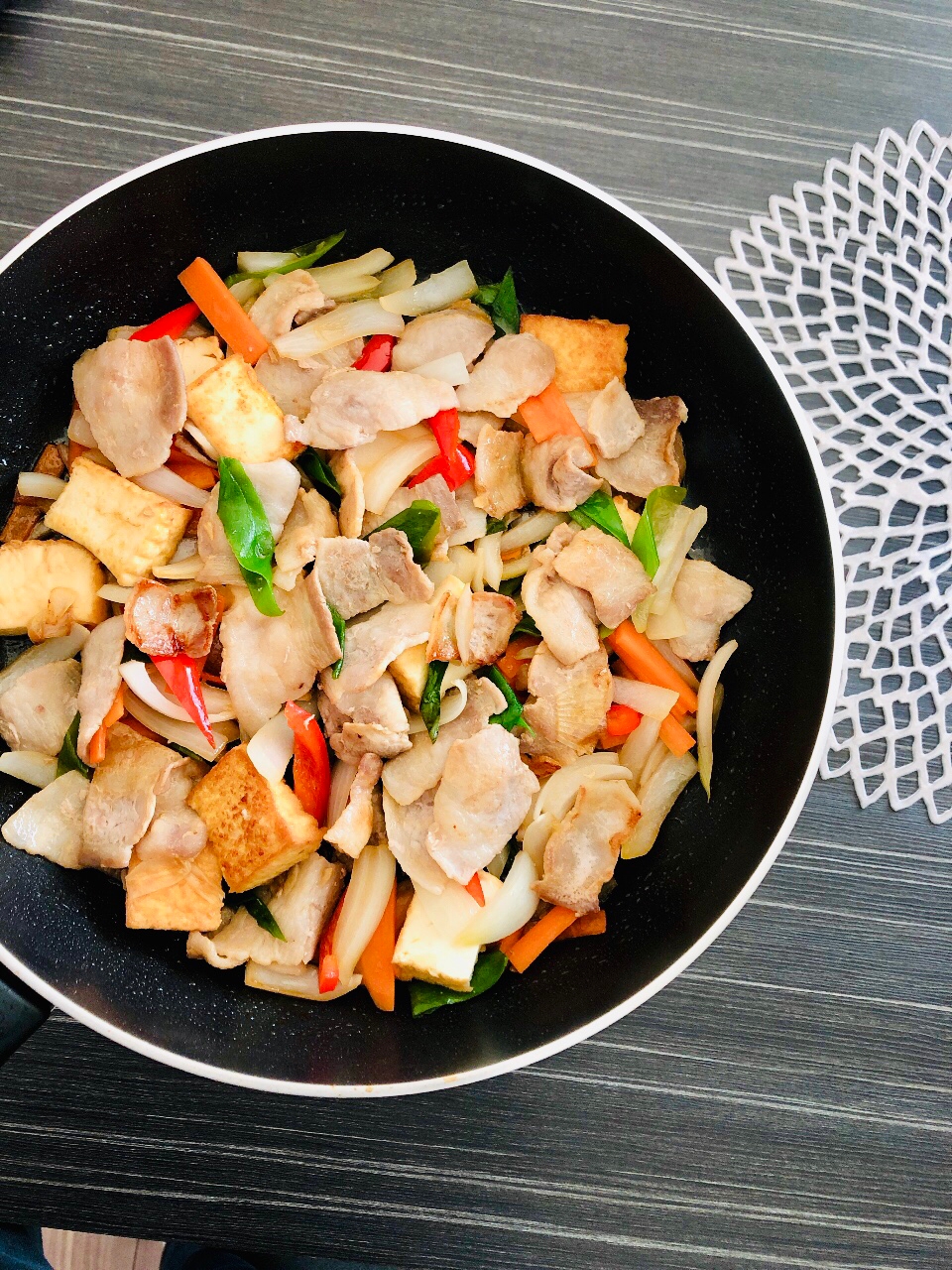 お酢でさっぱり☆豚バラと厚揚げと彩り野菜の甘辛炒め