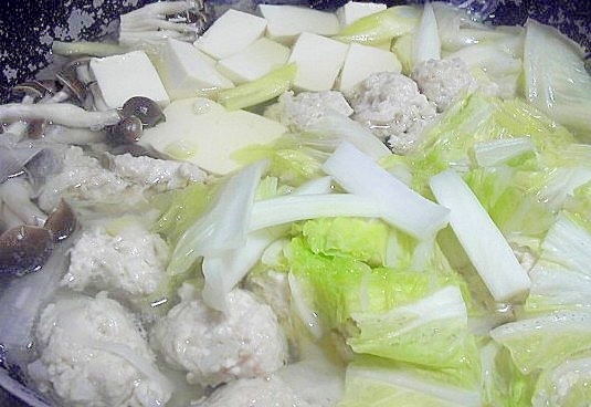 冬にあったか鶏団子と白菜の鍋