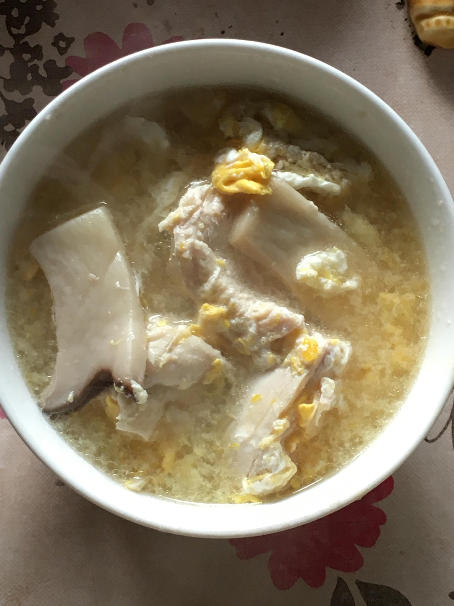 エリンギ、鶏むね肉、卵のスープ