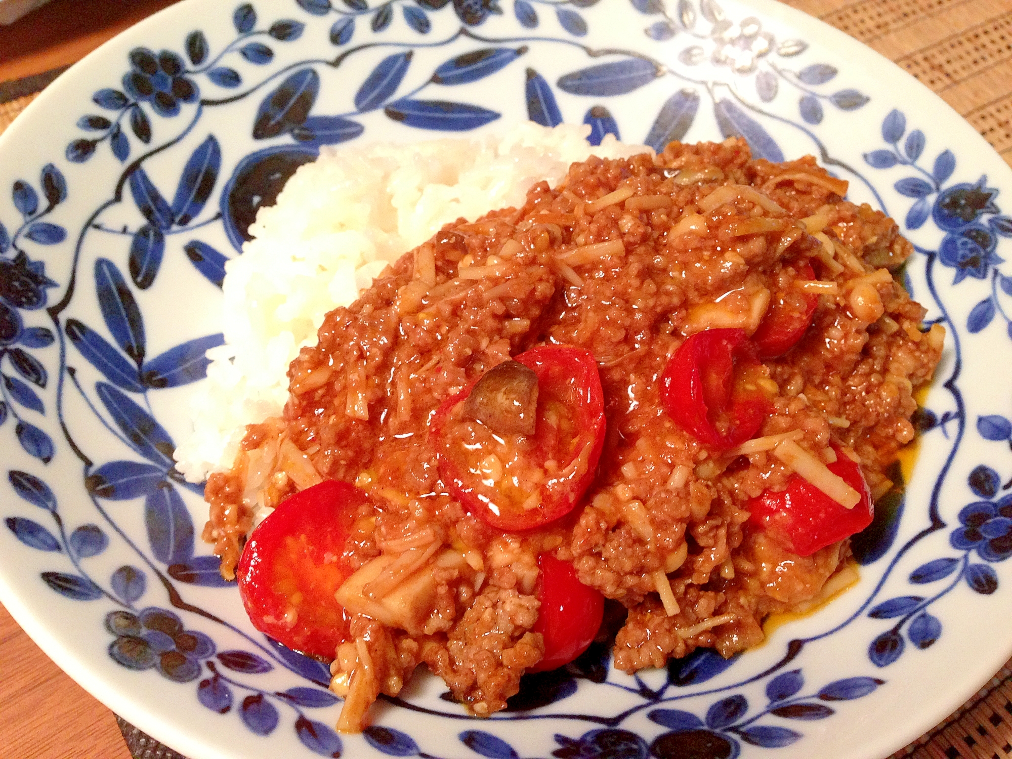 きのことプチトマトのキーマカレー♪隠し味は味噌