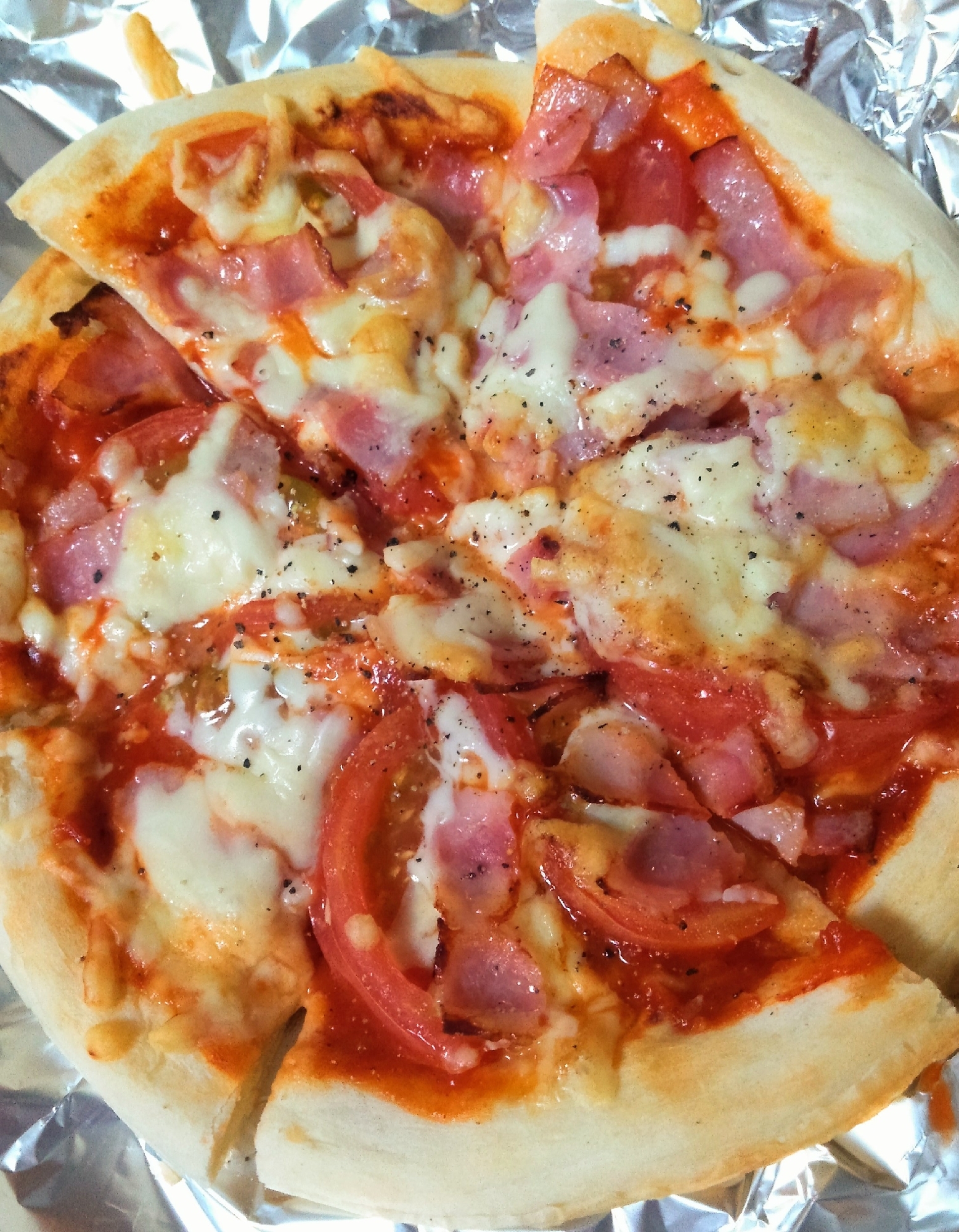 フレッシュトマトとベーコンのピザ