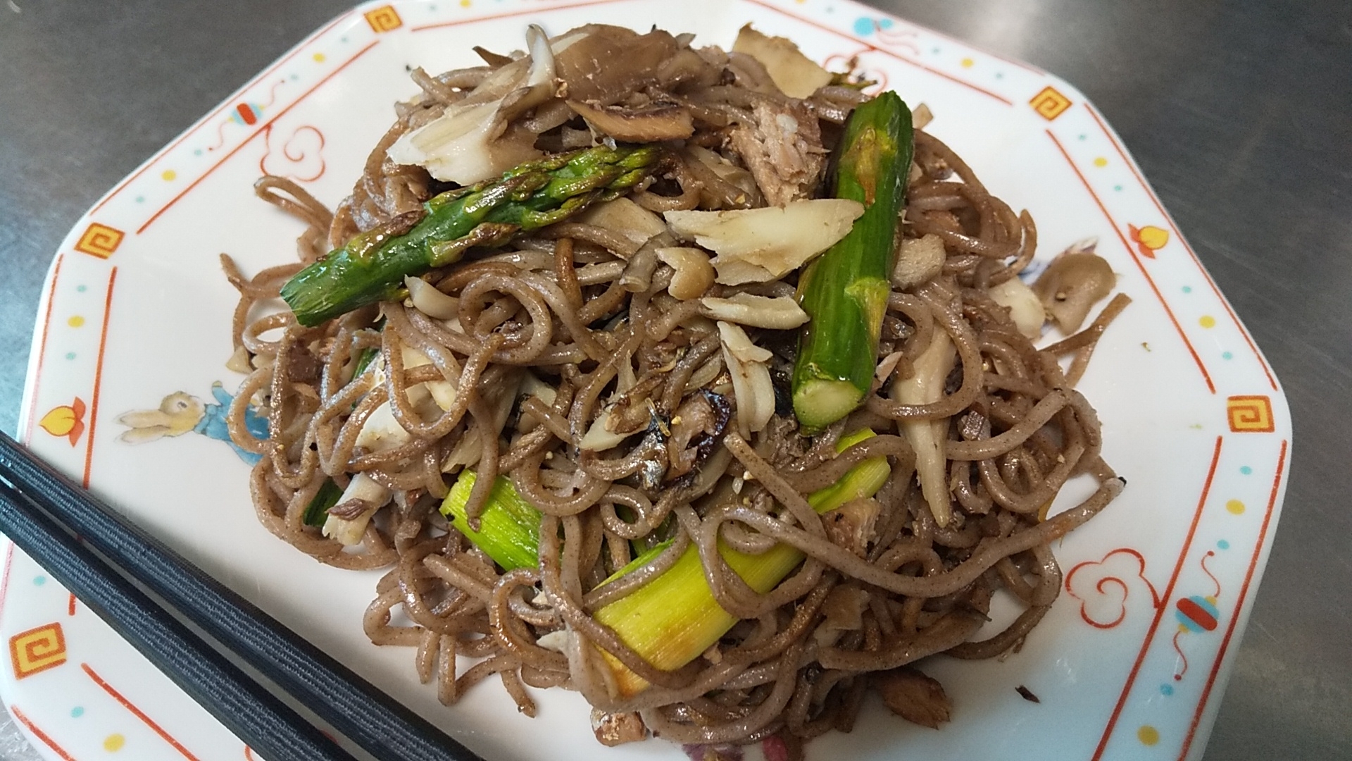 旨い♪オイルサーディンとアスパラの和蕎麦焼きそば