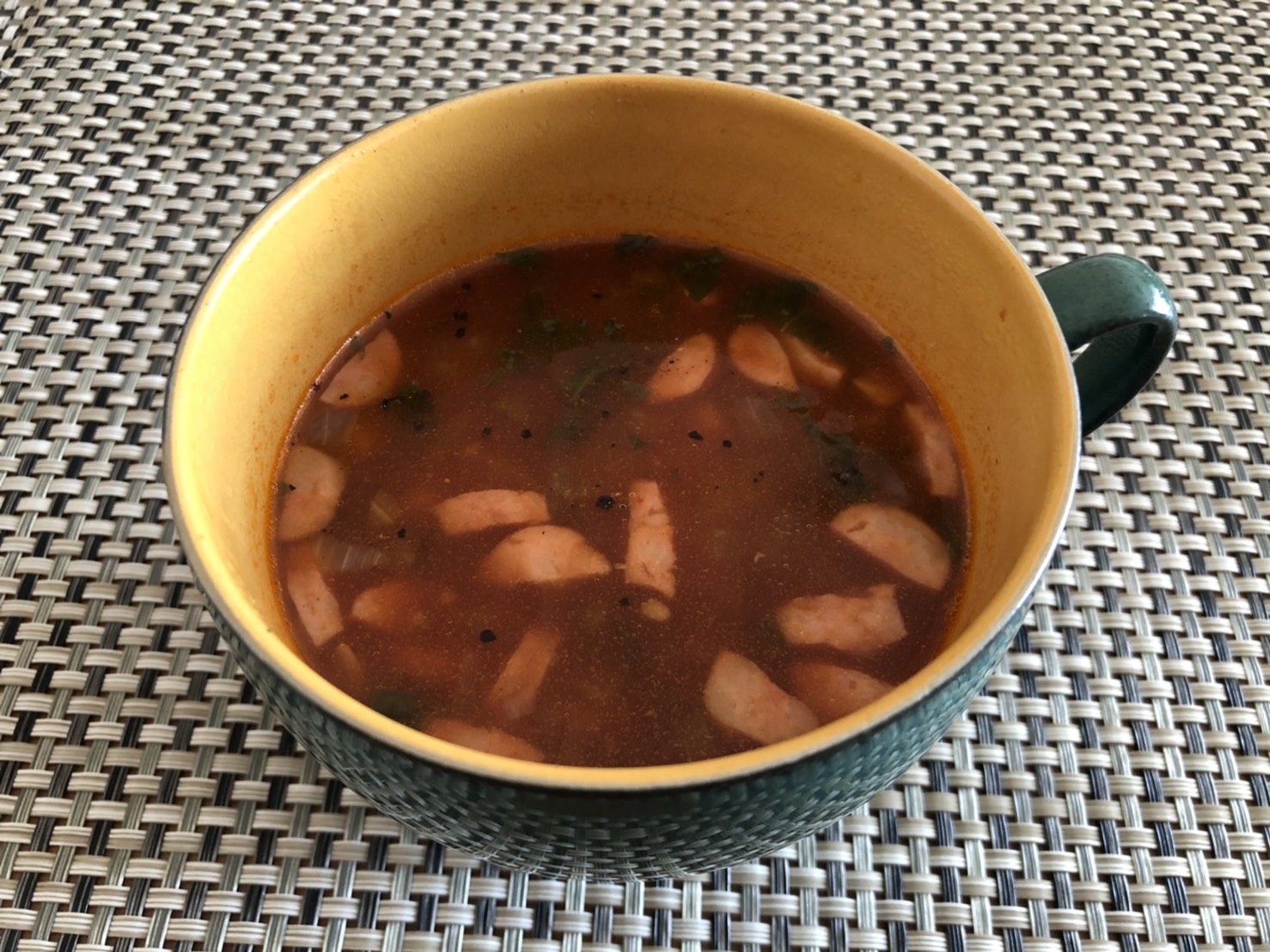 野菜ジュースとソーセージのスープ