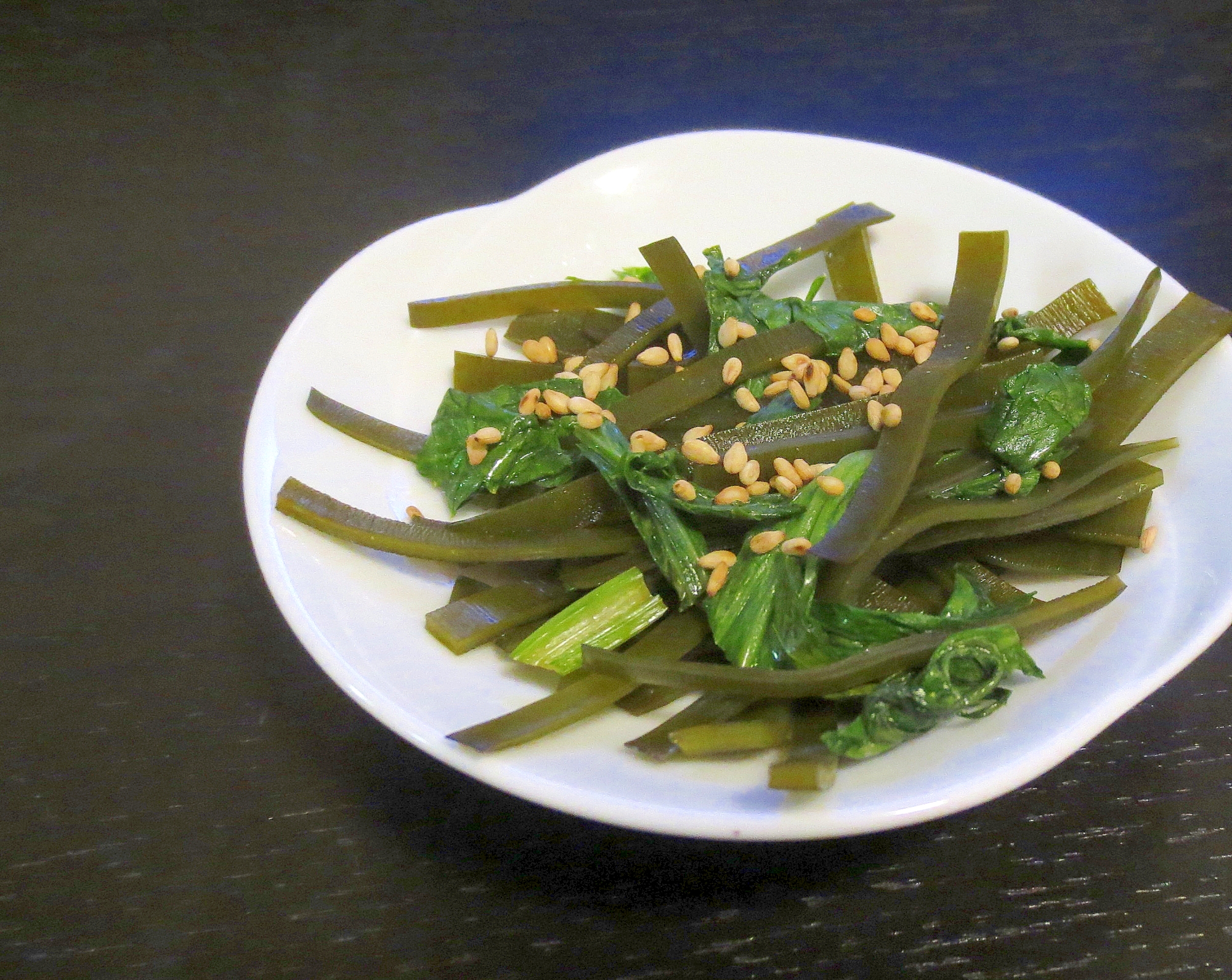 簡単おつまみ　昆布とセロリ葉のしょうゆ炒め