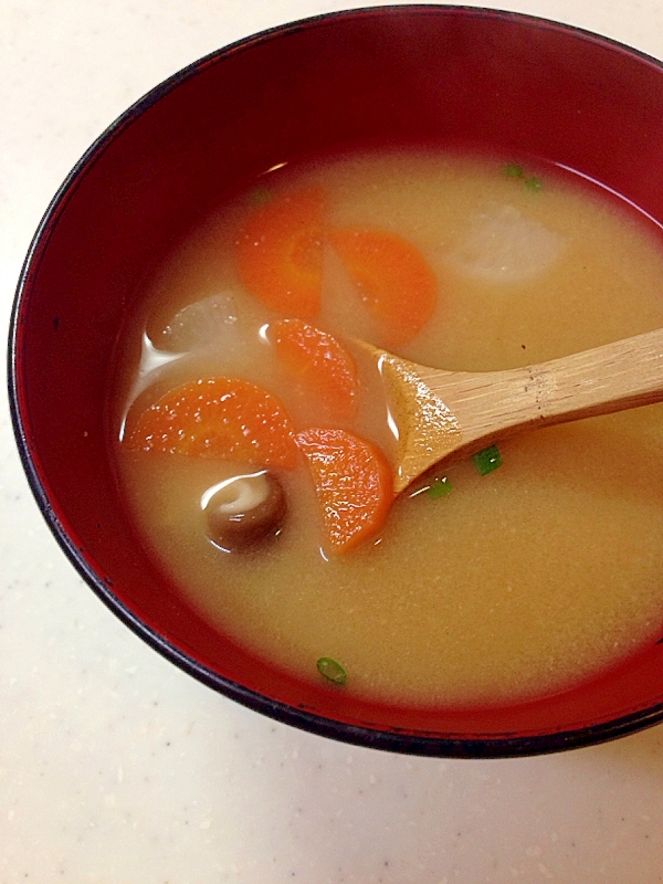 人参と大根と椎茸のお味噌汁