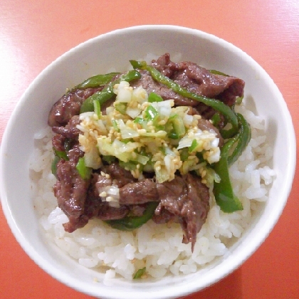 簡単✨ねぎたっぷり✨牛肉とピーマンの味噌炒め丼