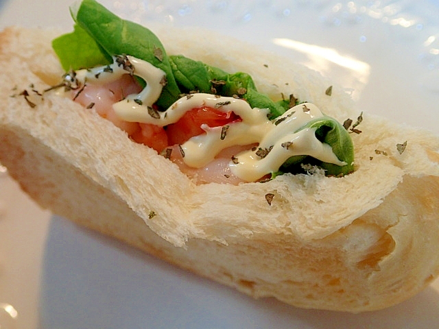 ダブルソフトで　サラダ菜と海老のレモン香るＰサンド