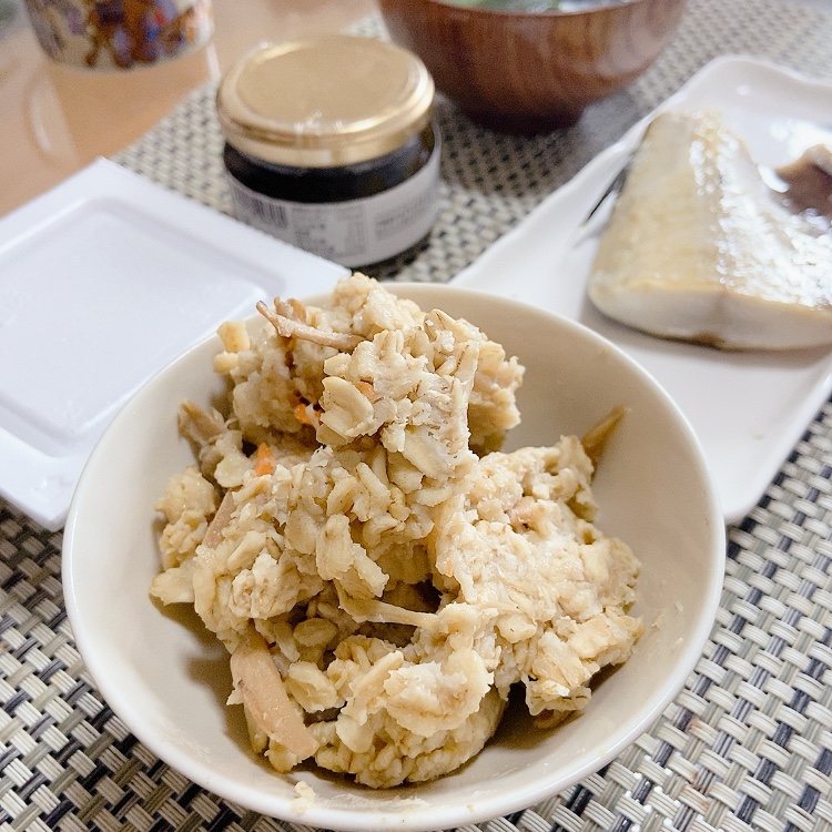 鍋で煮込むだけ！オートミール炊き込みご飯