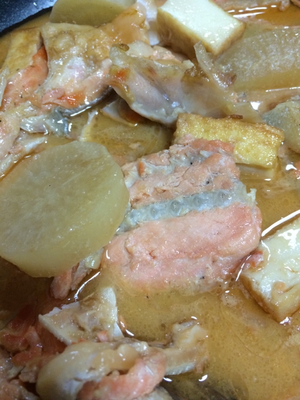 鮭のアラで味噌煮込み（≧∇≦）