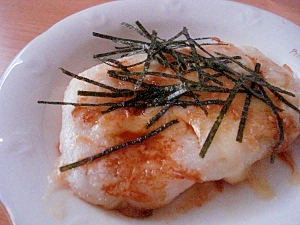 白い皿にのせた、スライスいらずの餅ピザ