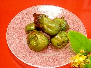 ガラスの丸皿に盛り付けた丸なすのからし粕漬け