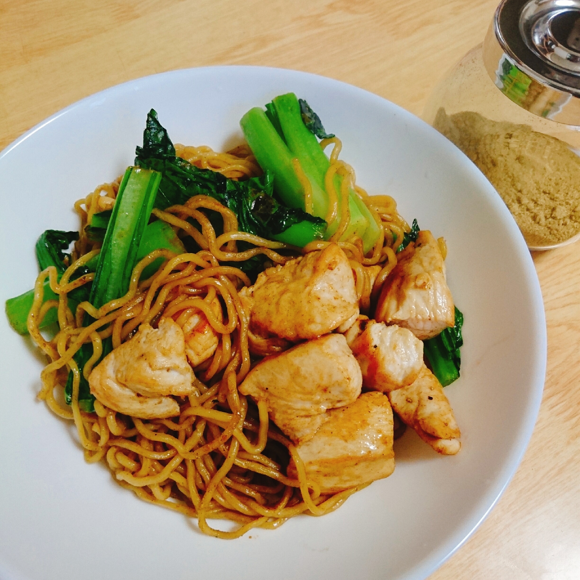 コリアンダー香る☆鶏胸肉と小松菜のソース焼きそば