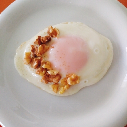 はじゃじゃさん こんにちは♪栄養豊富なくるみと一緒に目玉焼き！とってもいいですよね！美味しくいただきました☆素敵なアイデアありがとうございますo(^o^)o