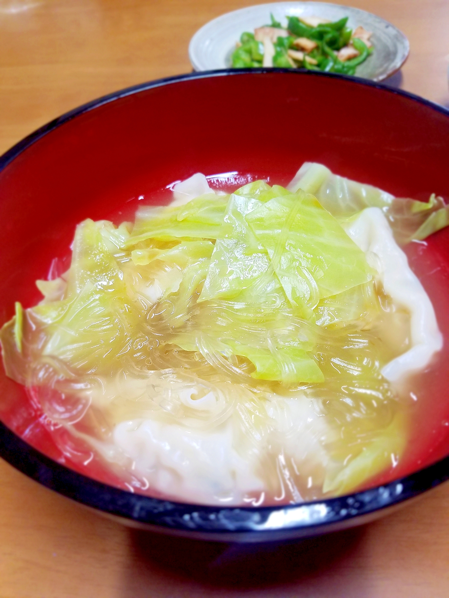 白菜と餃子の春雨スープ