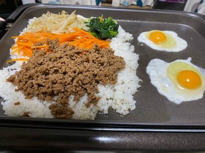 横で目玉焼き焼きました！
おうちパーティにピッタリですね。