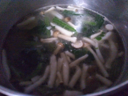 小松菜とわかめとしめじのスープ