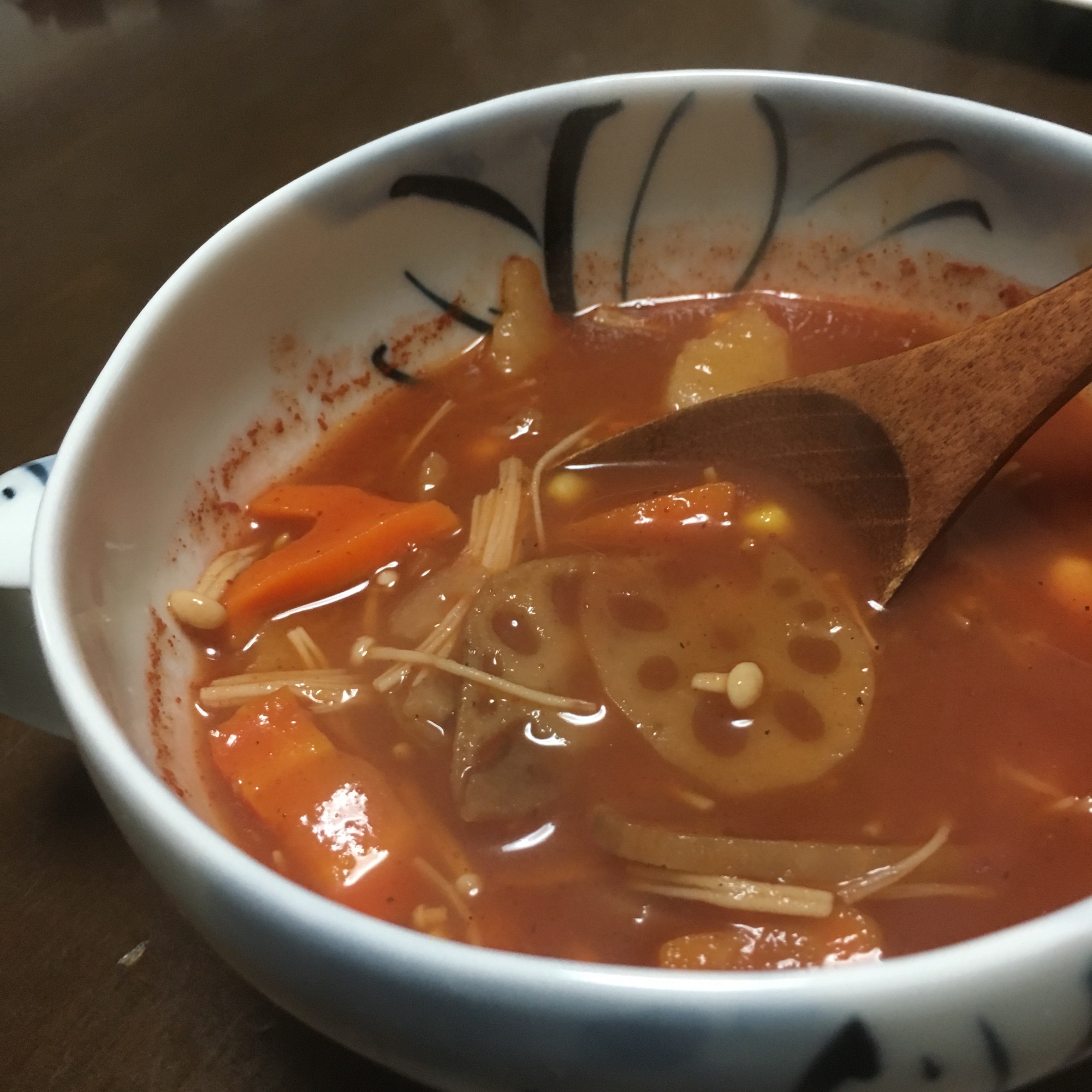 トマトジュースで根菜スープ