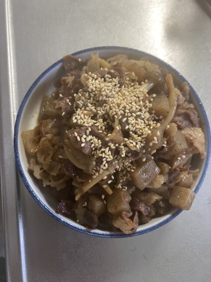 牛肉とタマネギ、きのこ、こんにゃくの煮物