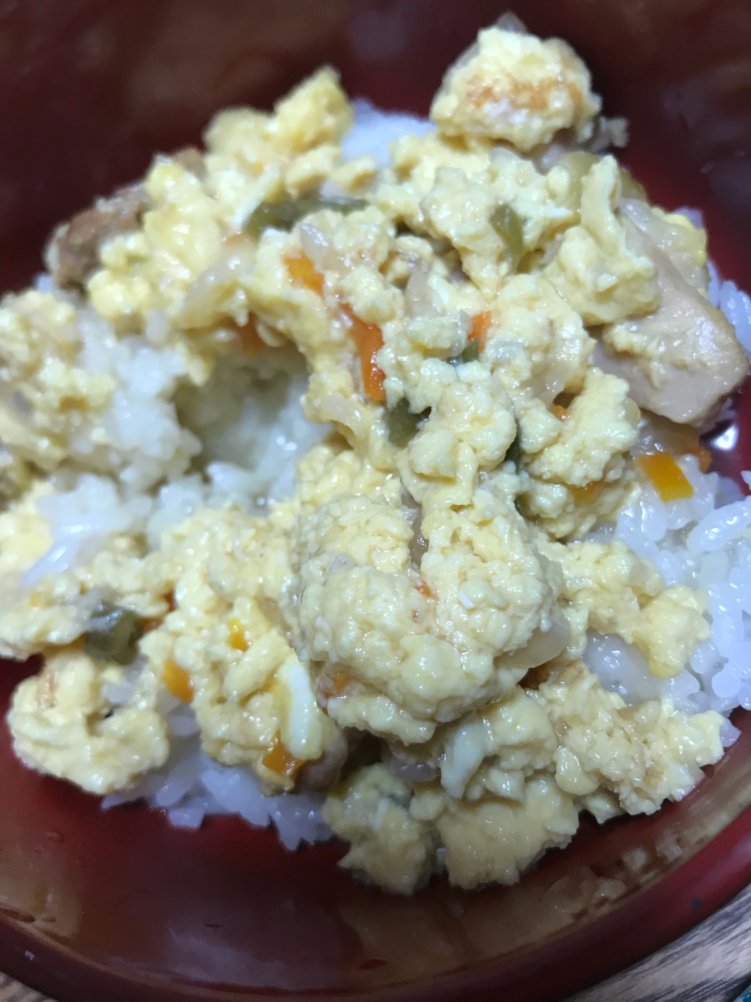 三歳の娘が作る鶏そぼろスクランブルエッグ親子丼