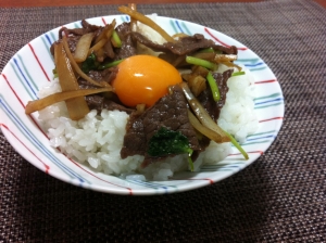 牛肉と香り野菜の月見丼