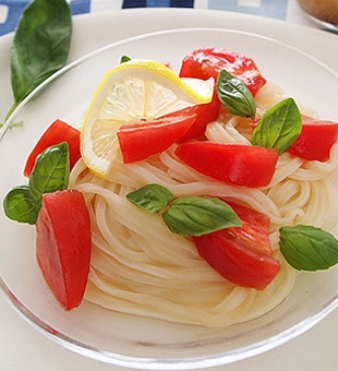 トマトとバジルのサラダうどん（イタリアン風）