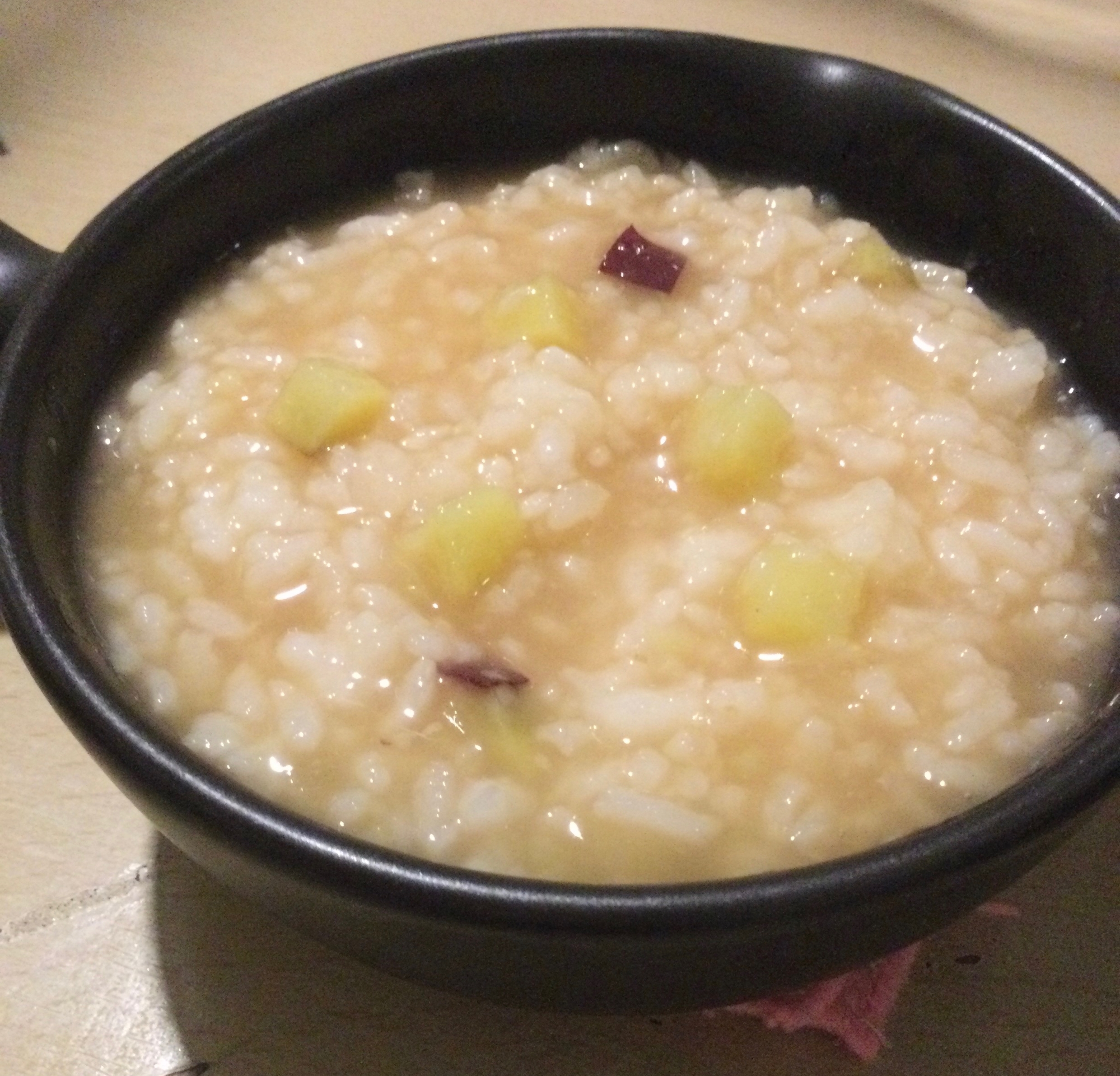 黒い器に盛り付けた芋茶粥