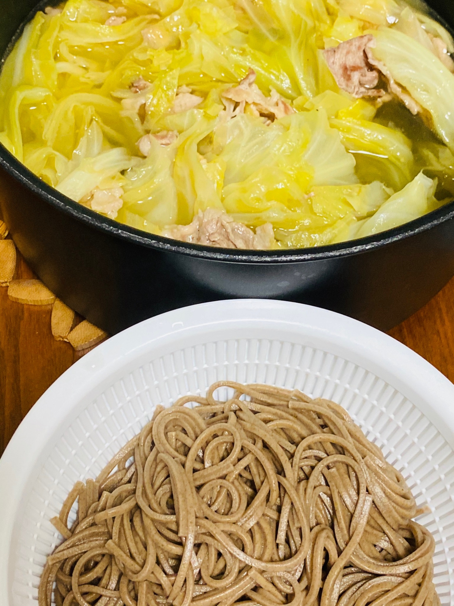 キャベツと豚肉だけで簡単白だし鍋♪シメは蕎麦