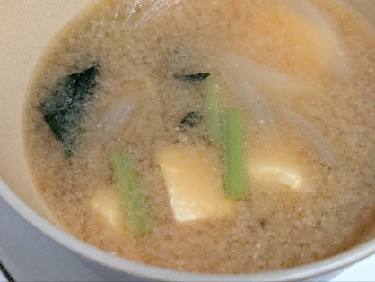 小松菜と玉ねぎと豆腐の味噌汁