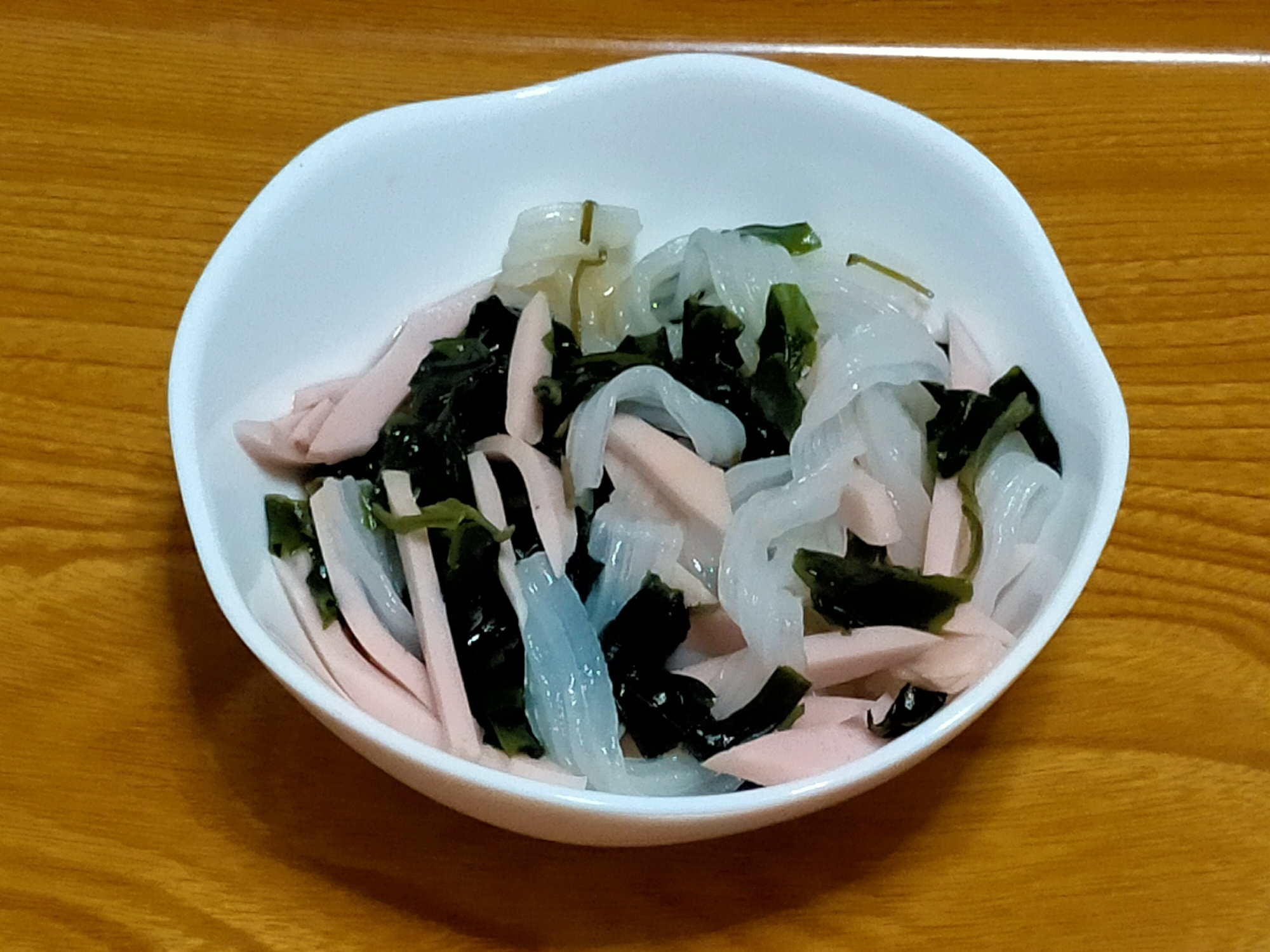 魚肉ソーセージと海藻の酢サラダ