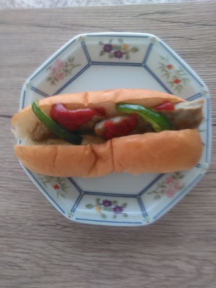 今日も暑いので朝から
がっつりいただきました♪
チーズがとけてピーマンの
食感が美味しかったです(+_+)