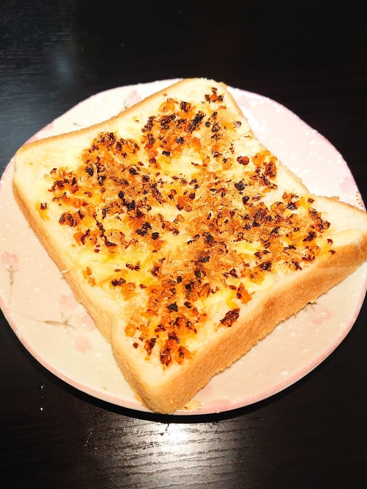 食べるラー油とパン粉のザクザクトースト