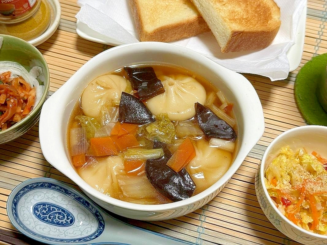 白菜人参、生きくらげのスープに小籠包ドボン！