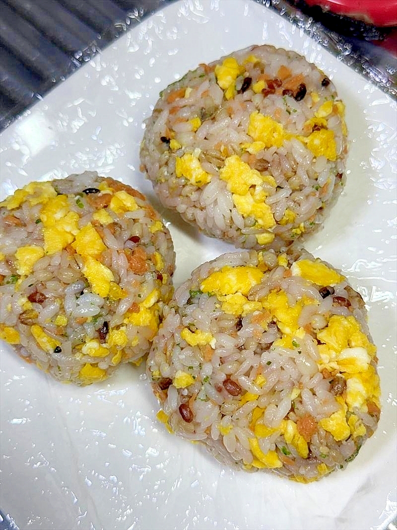 炒りたま鮭フレ、青のり白ごまが雑穀で大騒ぎおにぎり