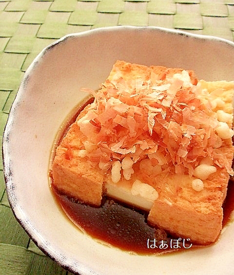 白いお皿に盛り付けられた揚げ出し豆腐風