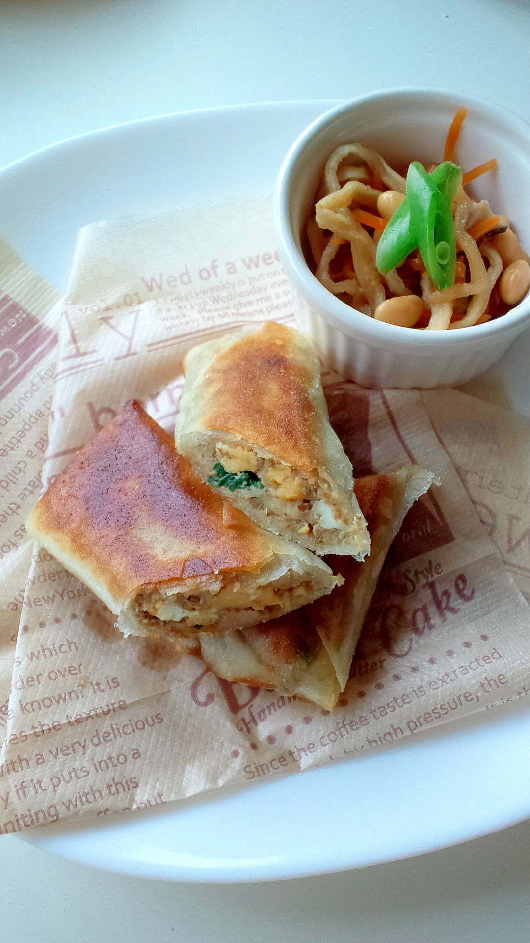 紙ナプキンの上にのせられたレバーペーストの春巻き