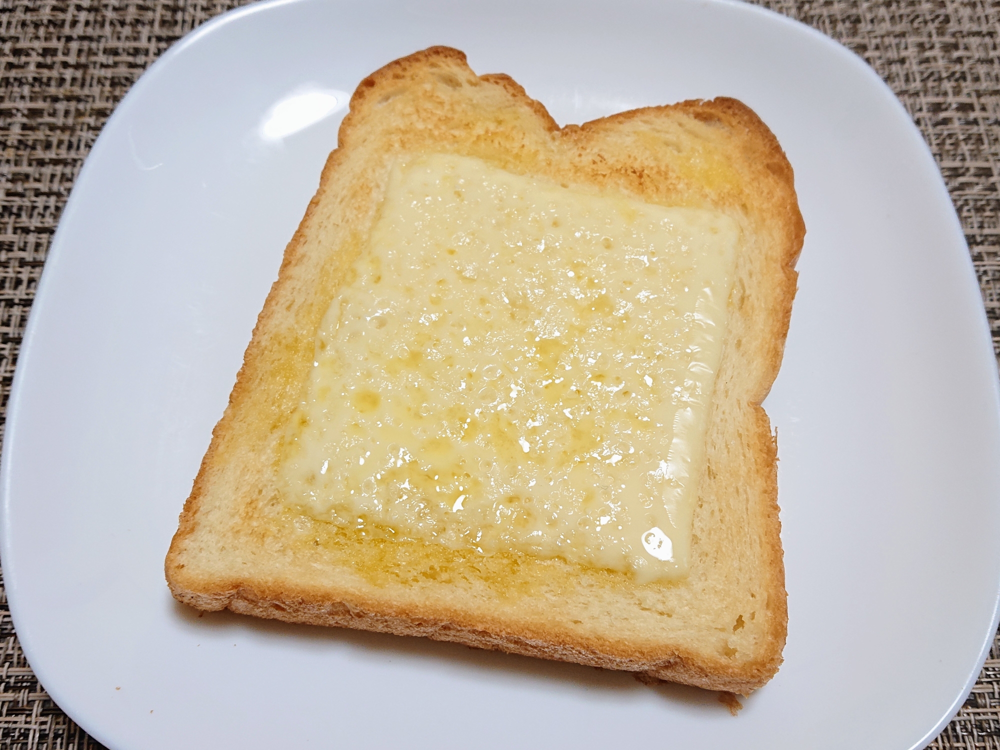 じゅわっと美味しい☆オリーブオイルのチーズトースト