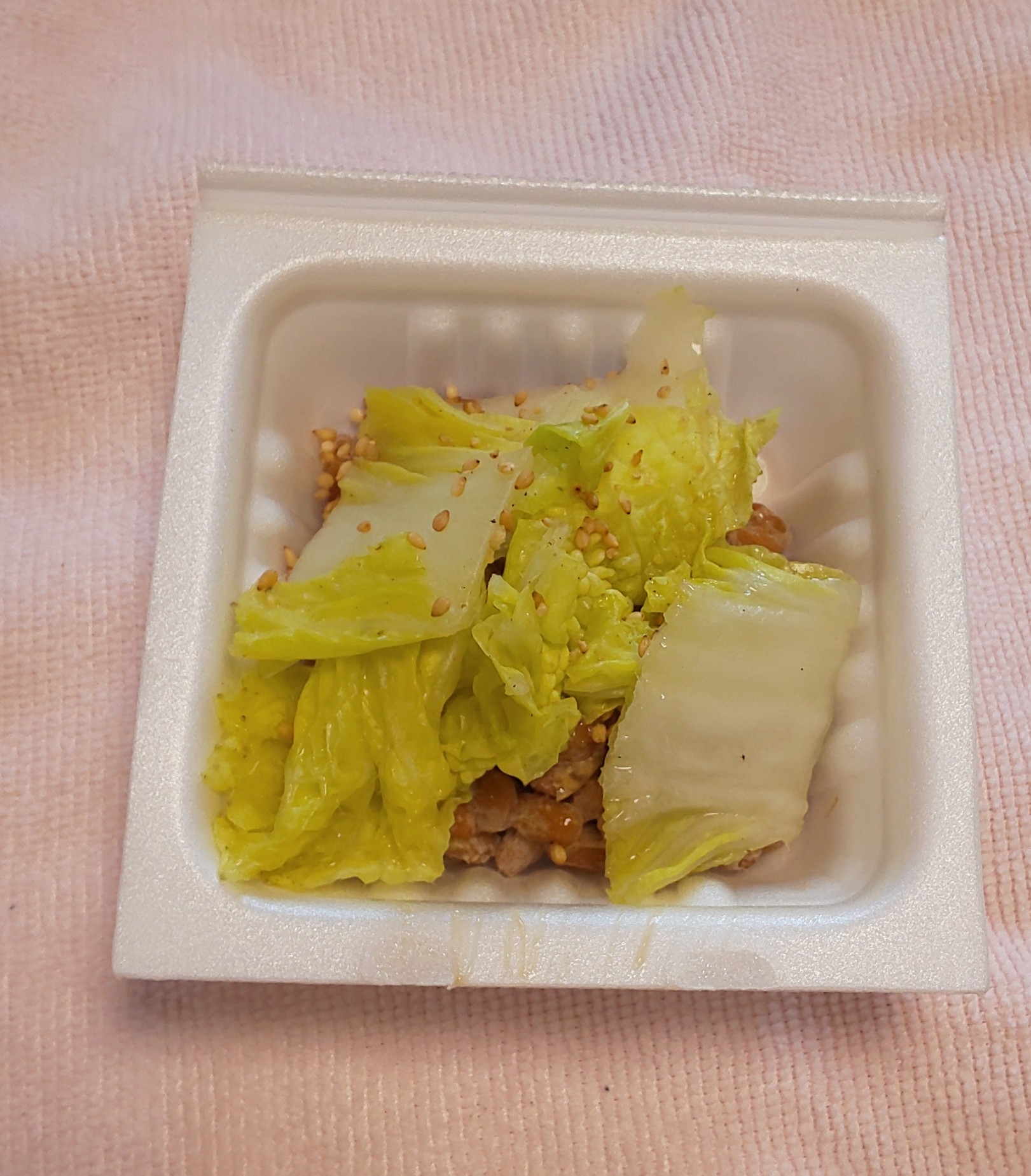 納豆に白菜とごまを♪