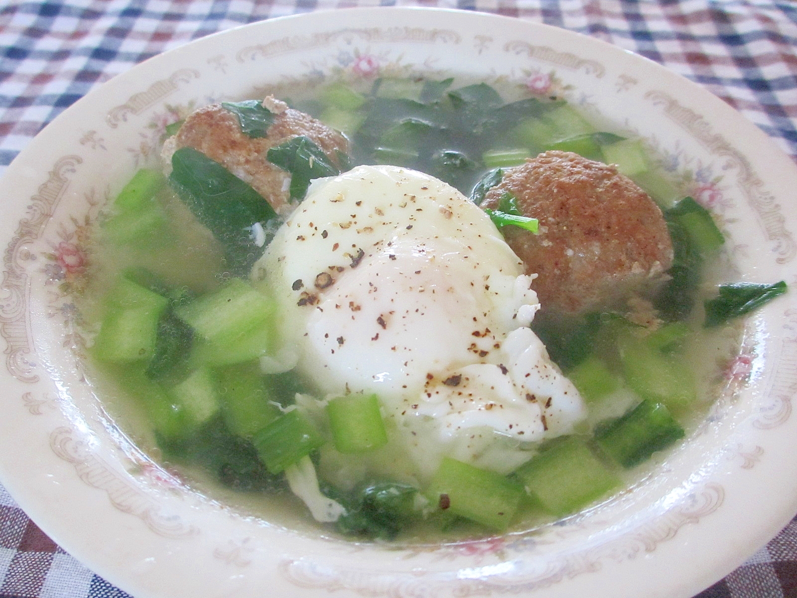 ミートボールと卵と小松菜のスープ