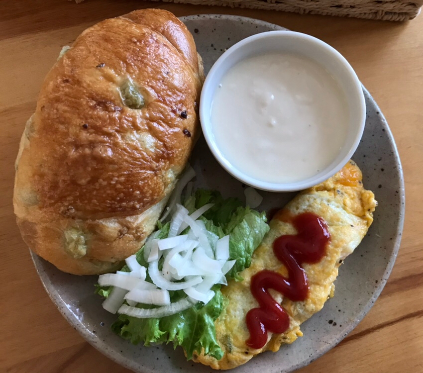 枝豆塩パンとオムレツの朝ごはん