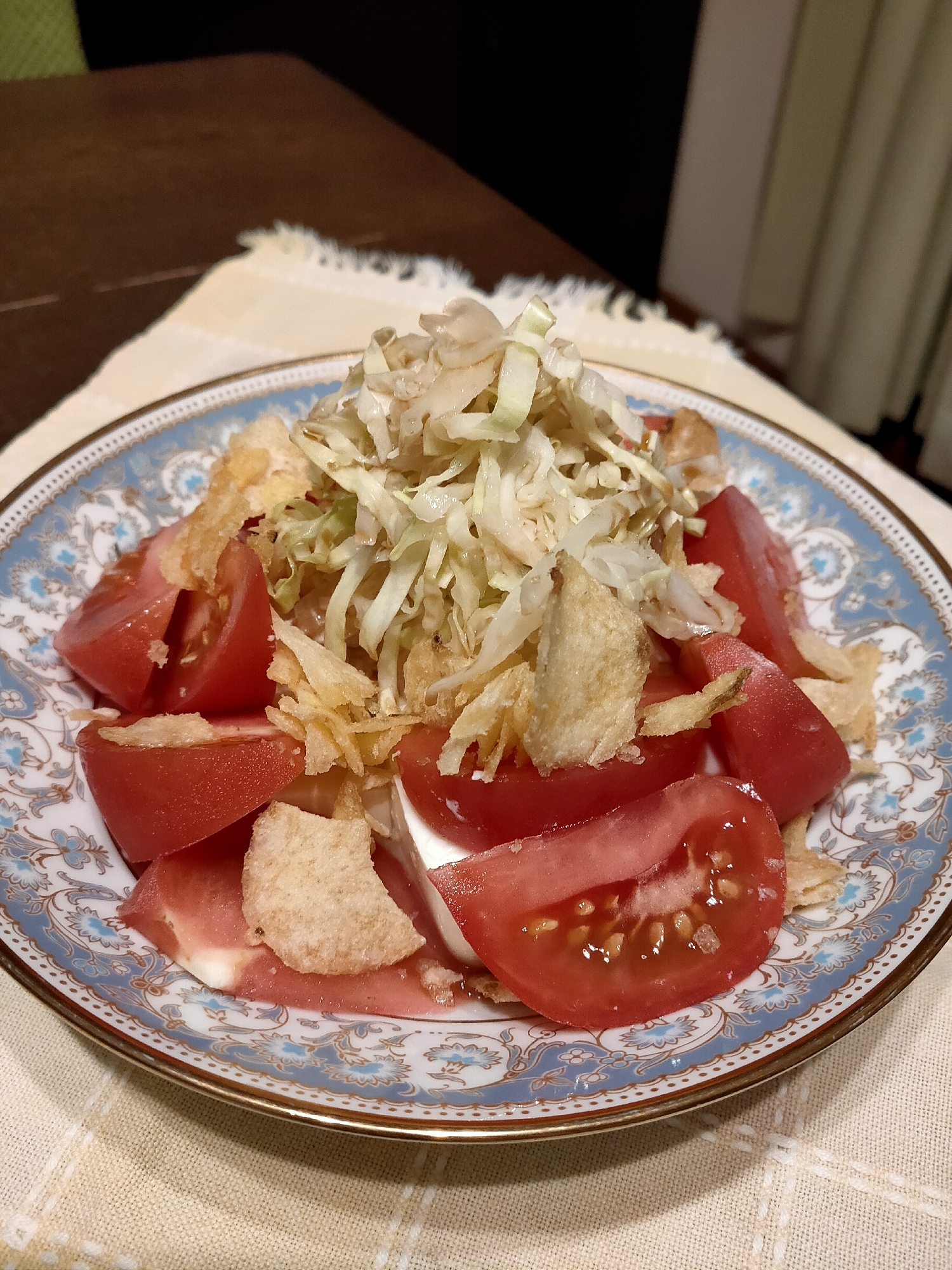 トマトの冷奴にポテチの襲来ｷﾀ━(ﾟ∀ﾟ)━!