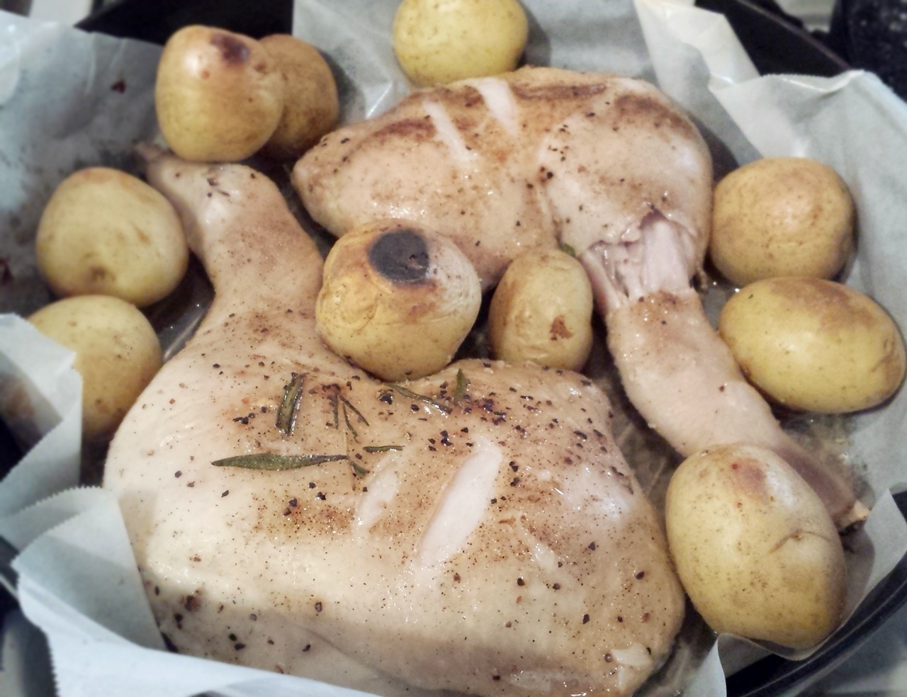 ダッチオーブンに入った骨付き鶏もも肉のローストチキン