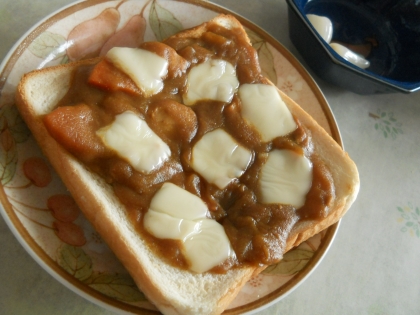 初めてカレーを食パンにのせました♪
こってり、ずっしり☆チーズものせてコクうま～(~o~)
なぜ、今までこのトースト作らなかったんだろうって後悔している次第です