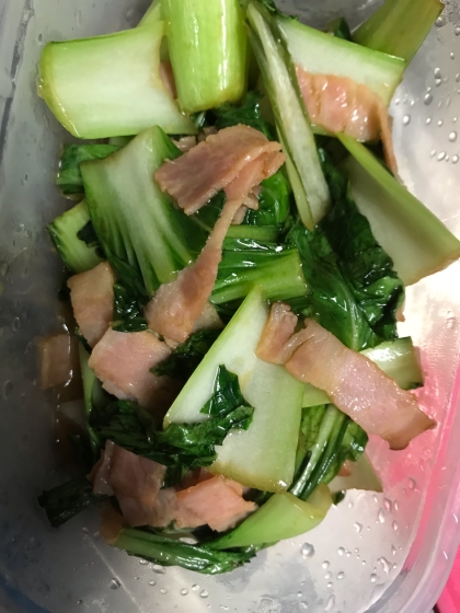 ごま油で炒める青梗菜とベーコンの炒め物